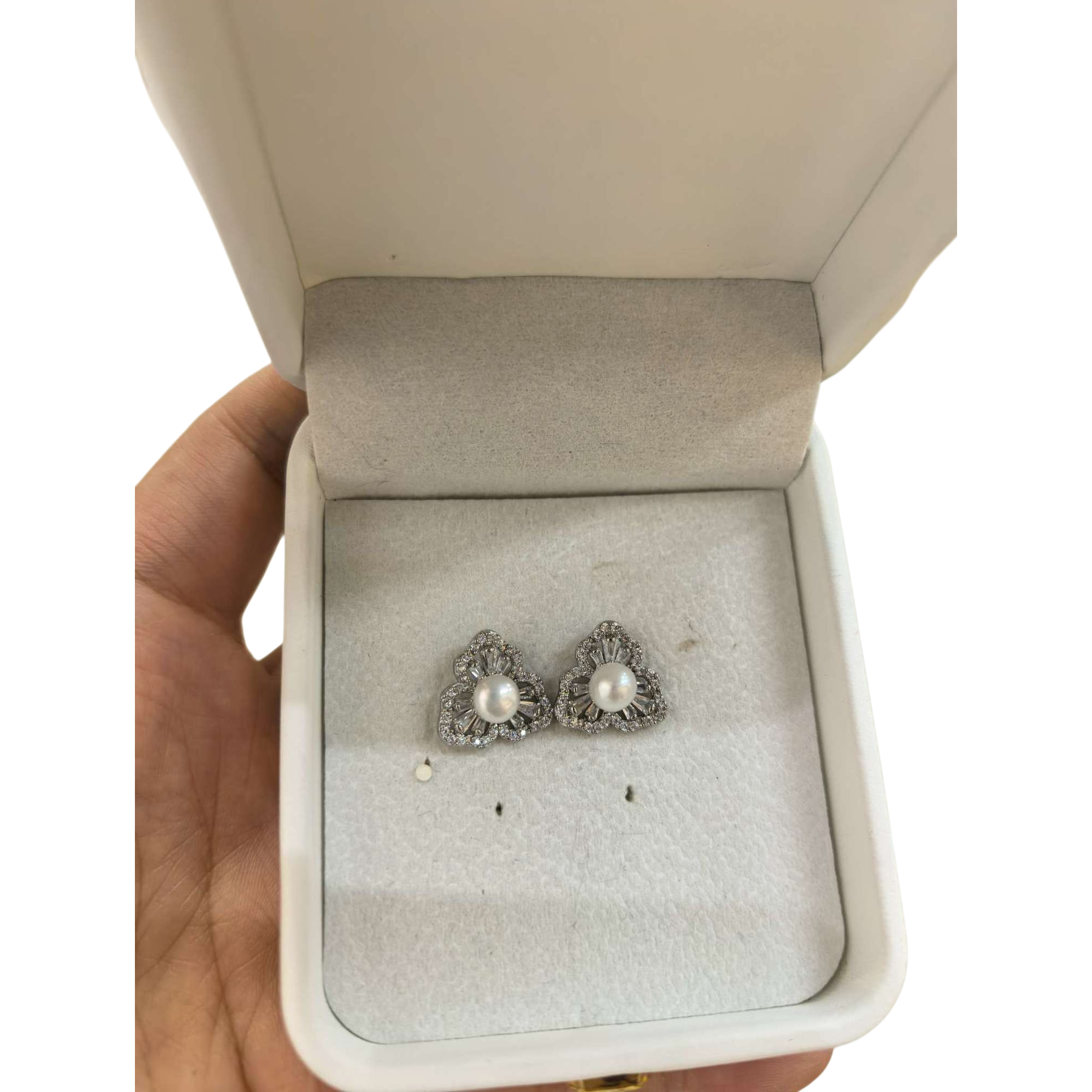 White jewelry storage box with pearl and diamond stud earrings, fashionable, simple and elegant accessory gift box Item Picture