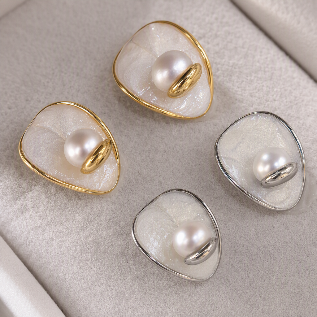 White jewelry storage box, two pairs of pearl stud earrings, gold and silver frame, simple and fashionable ear accessory storage box, gift box set Application Scenario