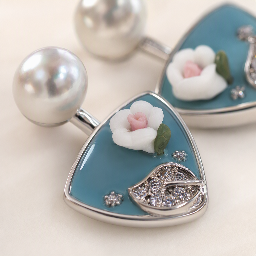 The blue background with white flower pearl stud earrings in the white jewelry box are simple, elegant and elegant earrings for women Application Scenario