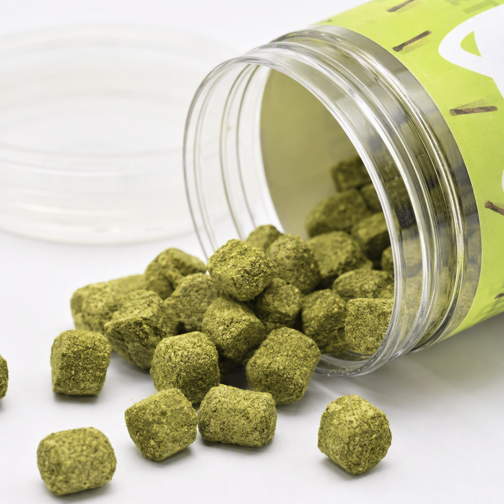 Cat snack cans, green cat grass sticks, chicken, apples, pitayas, chicken, freeze-dried pet snacks, suitable for wholesale for cats and dogs Application Scenario