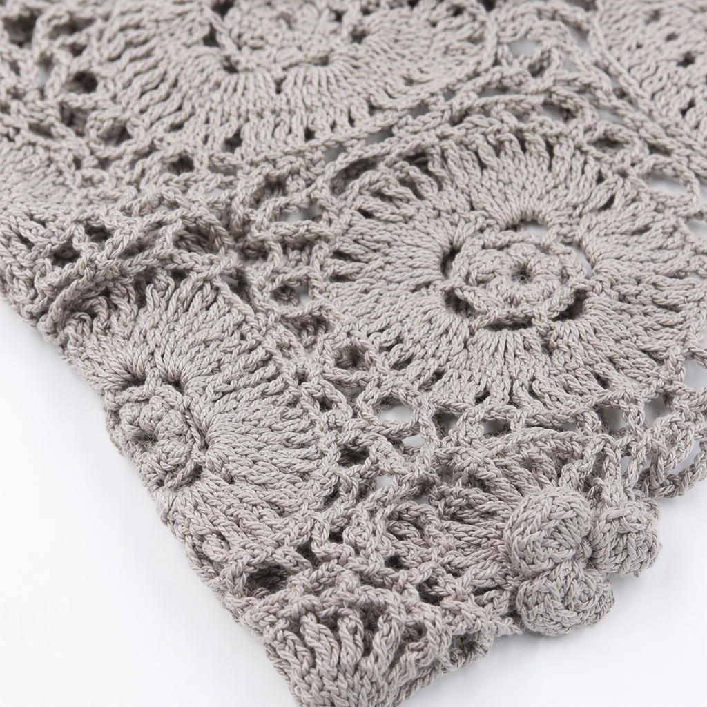 This multi-color crocheted flower-patterned fashionable hat is a versatile and warm choice for women in spring and autumn Application Scenario