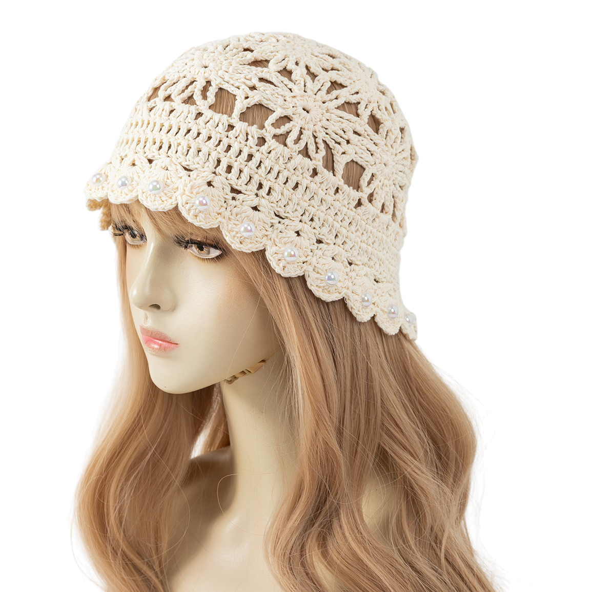 The off-white crochet hat with pearl lace is suitable for blonde models to wear as a fashionable and versatile winter warm hat Item Picture