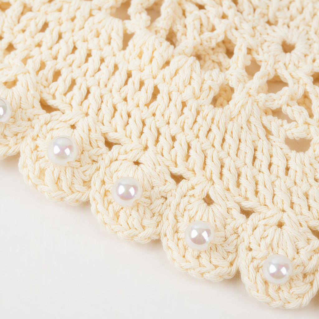 The off-white crochet hat with pearl lace is suitable for blonde models to wear as a fashionable and versatile winter warm hat Application Scenario