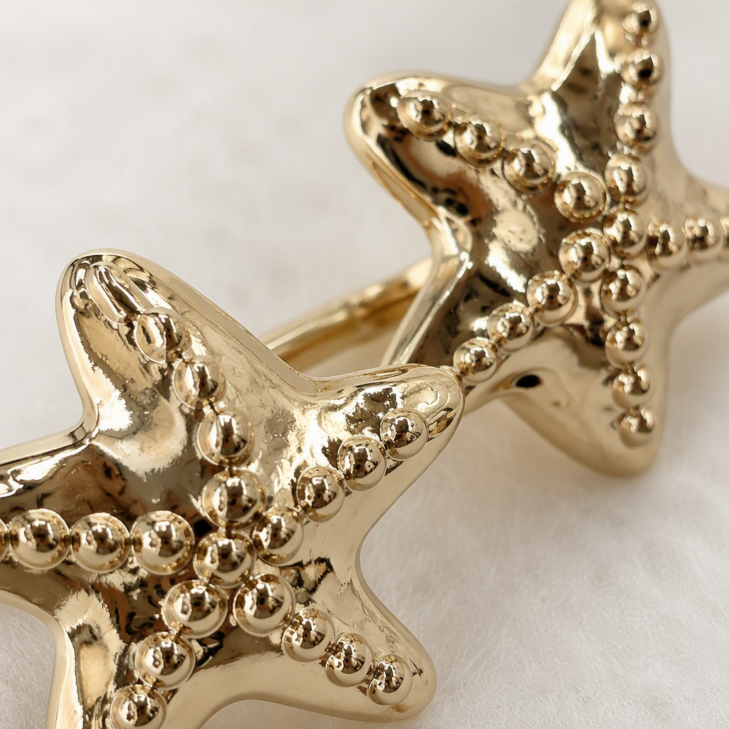 Golden starfish-shaped brooch, fashionable and versatile metal accessory, ladies' accessory gift, European and American fashion clothing, clothing bags, alloy button-down bikini swimsuits, chest connection buttons, clothes and scarves Application Scenario