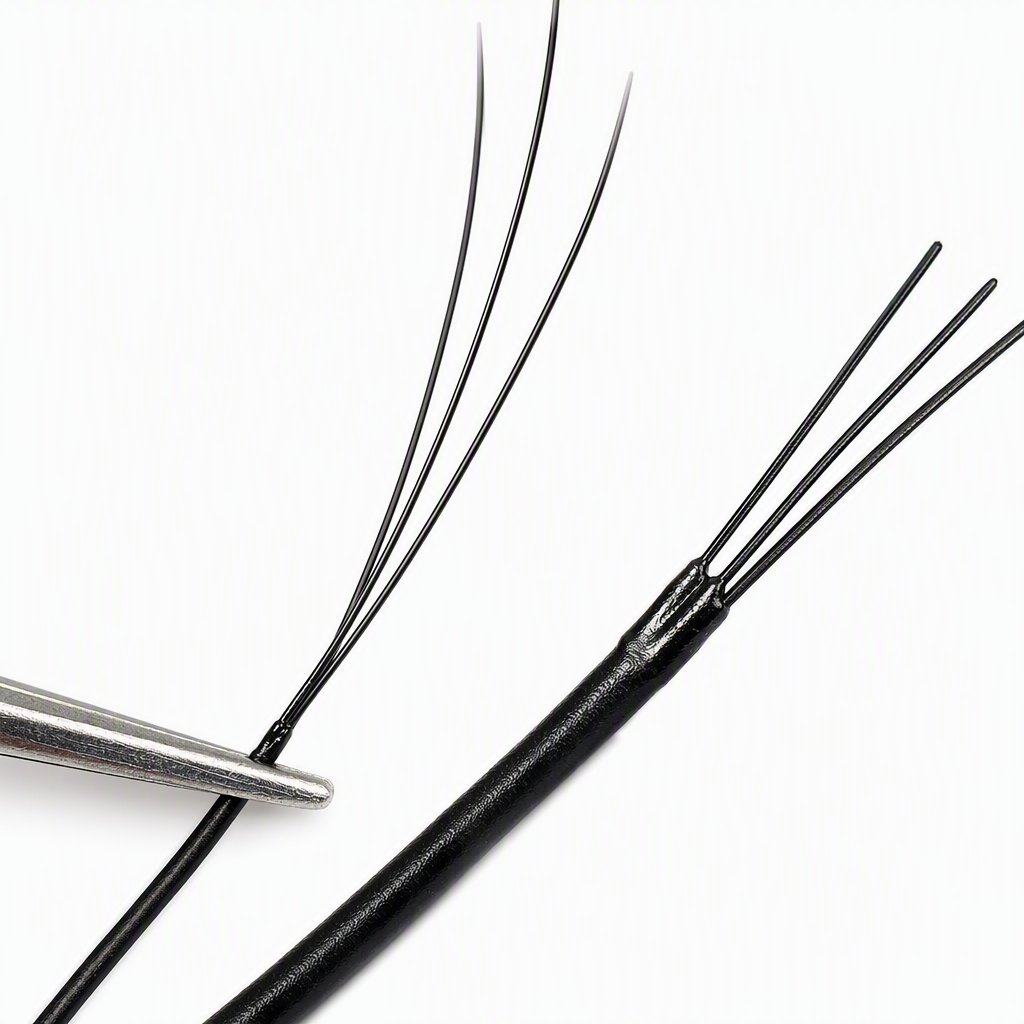 Natural thick black false eyelashes are long-lasting, slender and not prone to smudge. They are a must-have item for makeup Application Scenario