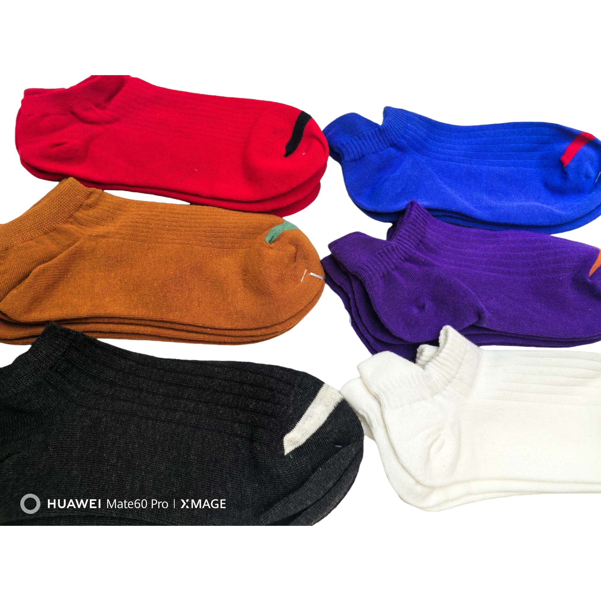 والجوارب الملونة والمخطوطة الملونة هي نوع من أنواع الراحة Item Picture