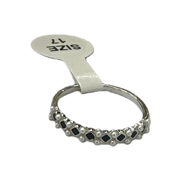Silver ring with black diamond-shaped pearls as a fashionable accessory. Size 17 for both men and women, trendy and versatile Item Picture