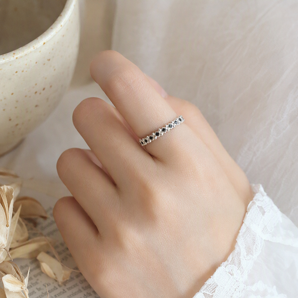 Silver ring with black diamond-shaped pearls as a fashionable accessory. Size 17 for both men and women, trendy and versatile details Picture
