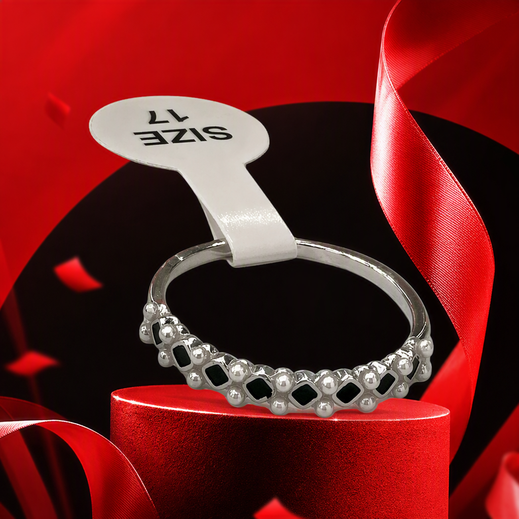Silver ring with black diamond-shaped pearls as a fashionable accessory. Size 17 for both men and women, trendy and versatile Specification image