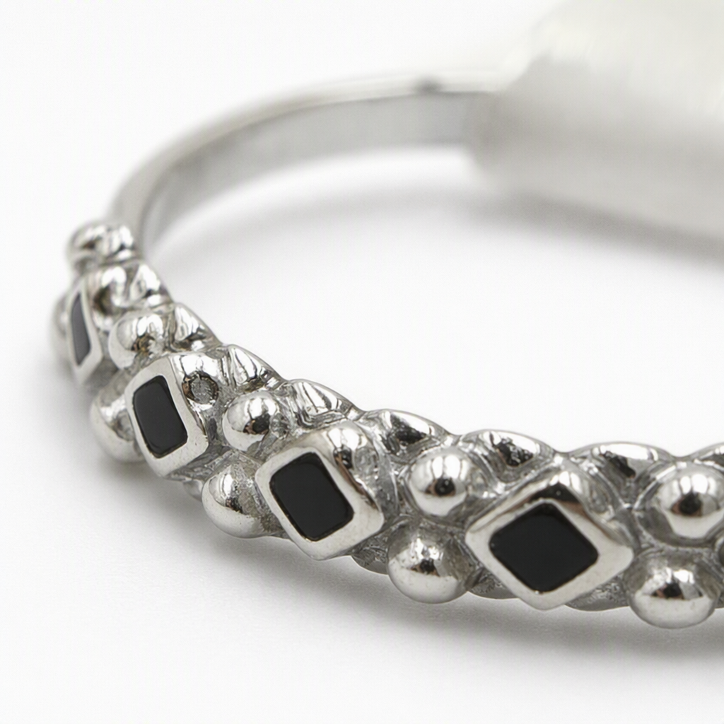 Silver ring with black diamond-shaped pearls as a fashionable accessory. Size 17 for both men and women, trendy and versatile Application Scenario