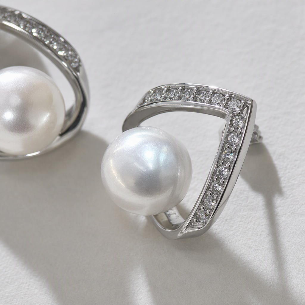 Silver pearl stud earrings, diamond-encrusted teardrop-shaped metal frame, white display card background, fashionable and elegant earrings Application Scenario