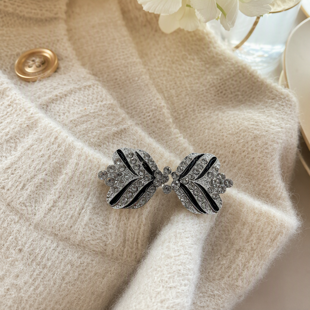 Shining silver diamond-encrusted bow brooch, fashionable and elegant women's accessory, fine jewelry, zinc alloy button-set diamond-encrusted oil and water diamond, women's suit dress, decorative button-set clothes, scarf details Picture