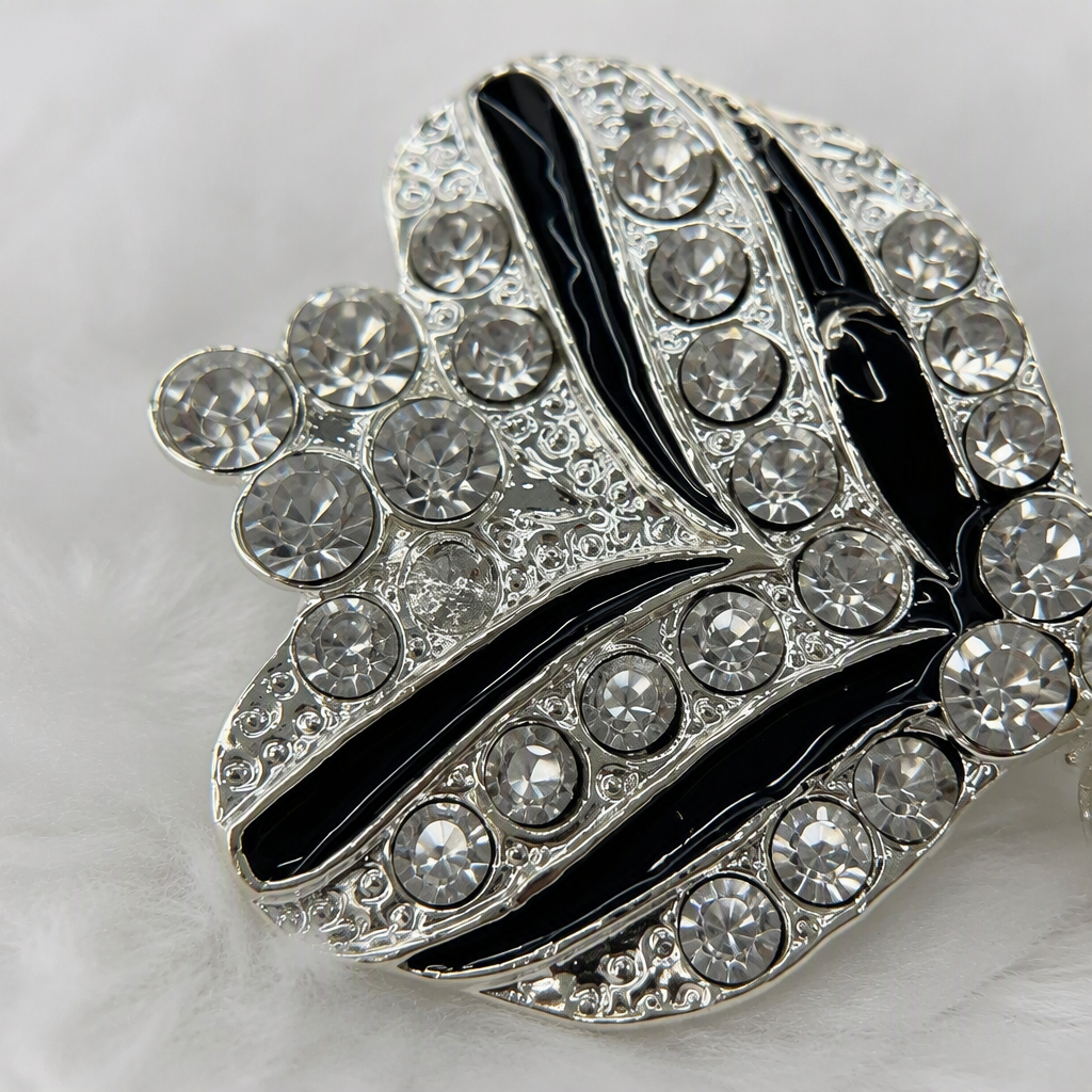 Shining silver diamond-encrusted bow brooch, fashionable and elegant women's accessory, fine jewelry, zinc alloy button-set diamond-encrusted oil and water diamond, women's suit dress, decorative button-set clothes, scarf Application Scenario