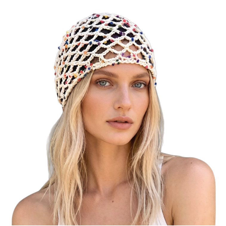 والقبعات الملونة التي تنسقها السيدة من أجل الحفاظ على الموضة في فصل الشتاء Item Picture