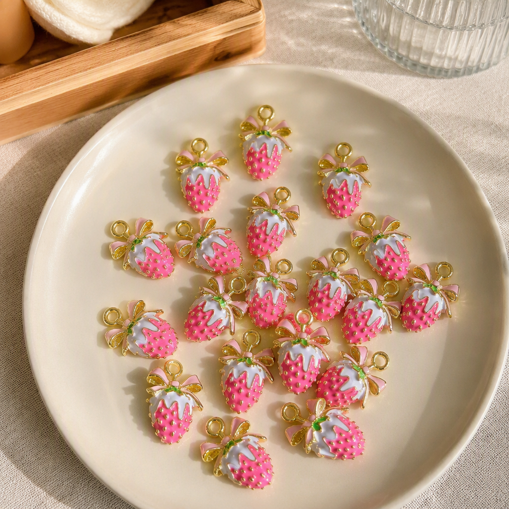 Pink strawberry-shaped pendant, sweet, cute and fashionable accessory, couple necklace, girl gift and accessory details Picture