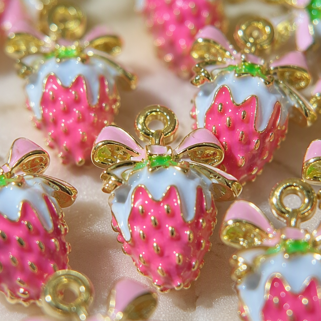 Pink strawberry-shaped pendant, sweet, cute and fashionable accessory, couple necklace, girl gift and accessory Application Scenario