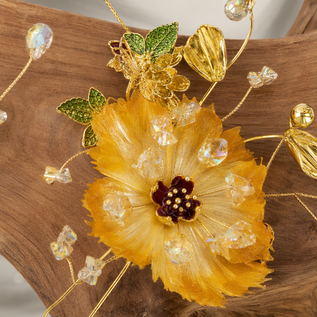 Golden floral hairpin, wooden base, elegant hair clip, hair accessory, headwear, hairstyle accessory, Korean simple style Application Scenario