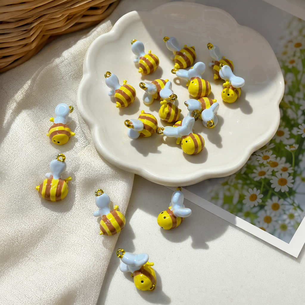 Gold striped bee pendant necklace, a fashionable and individual couple accessory, simple and trendy gift details Picture