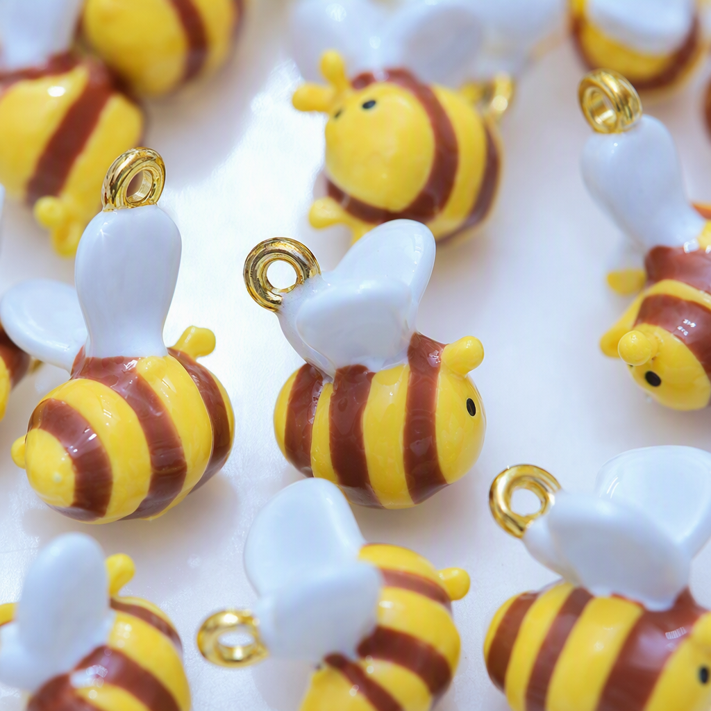 Gold striped bee pendant necklace, a fashionable and individual couple accessory, simple and trendy gift Application Scenario