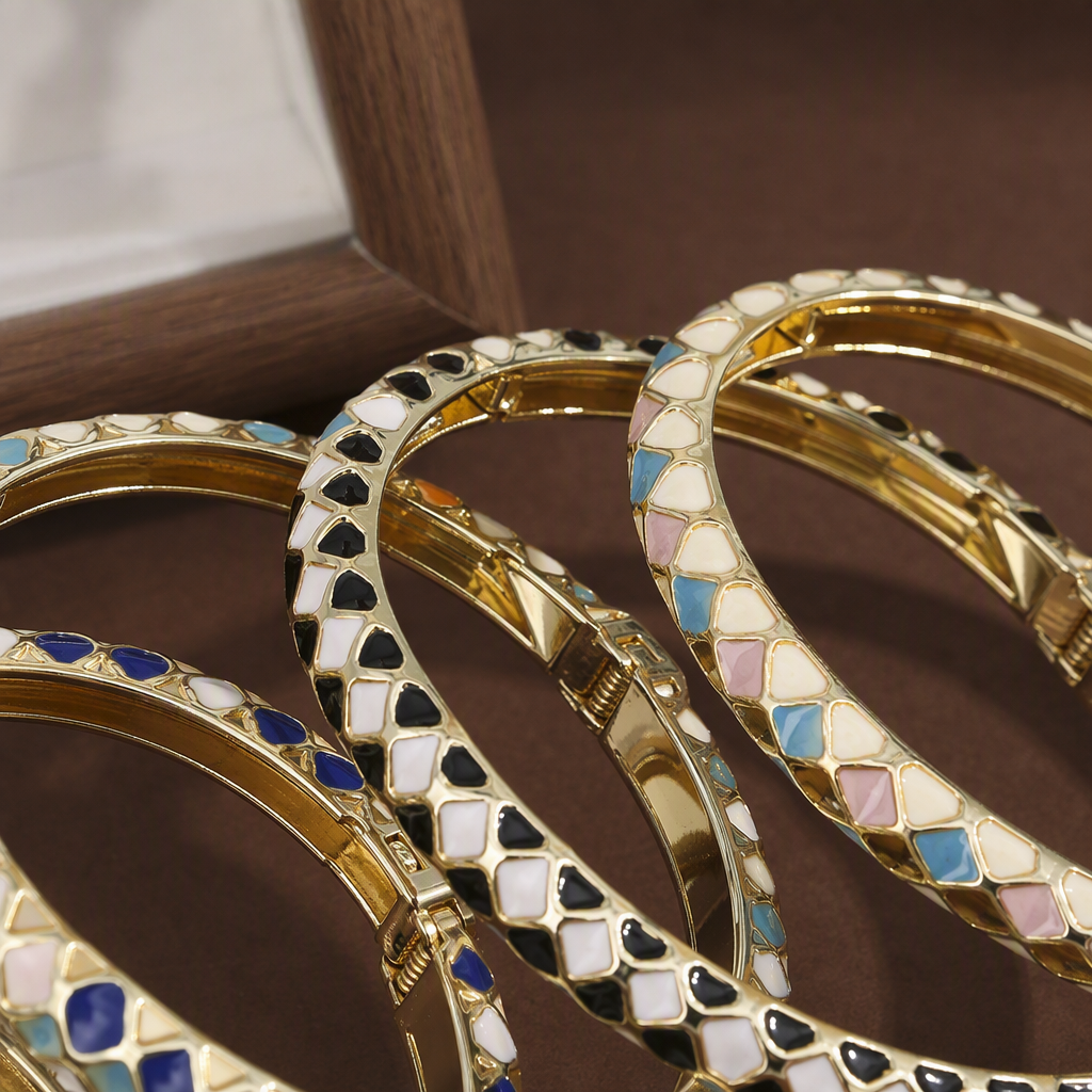 Fashionable bracelet, simple and versatile metal bracelet, trendy and personalized bracelet, ladies' accessory Application Scenario