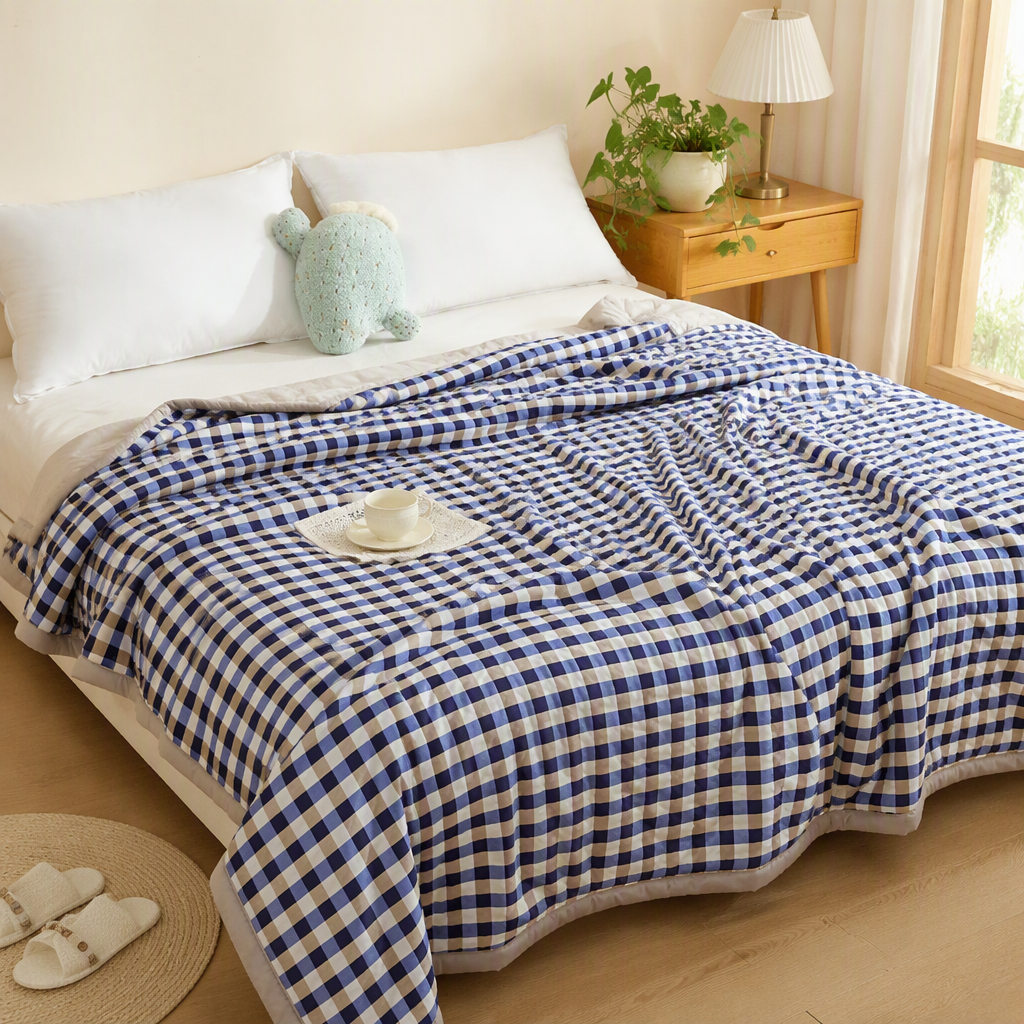 The fashionable checkered quilt is soft, comfortable and warm. It is suitable for home use. The bedding and bedding items are available in blue and white for spring and autumn details Picture