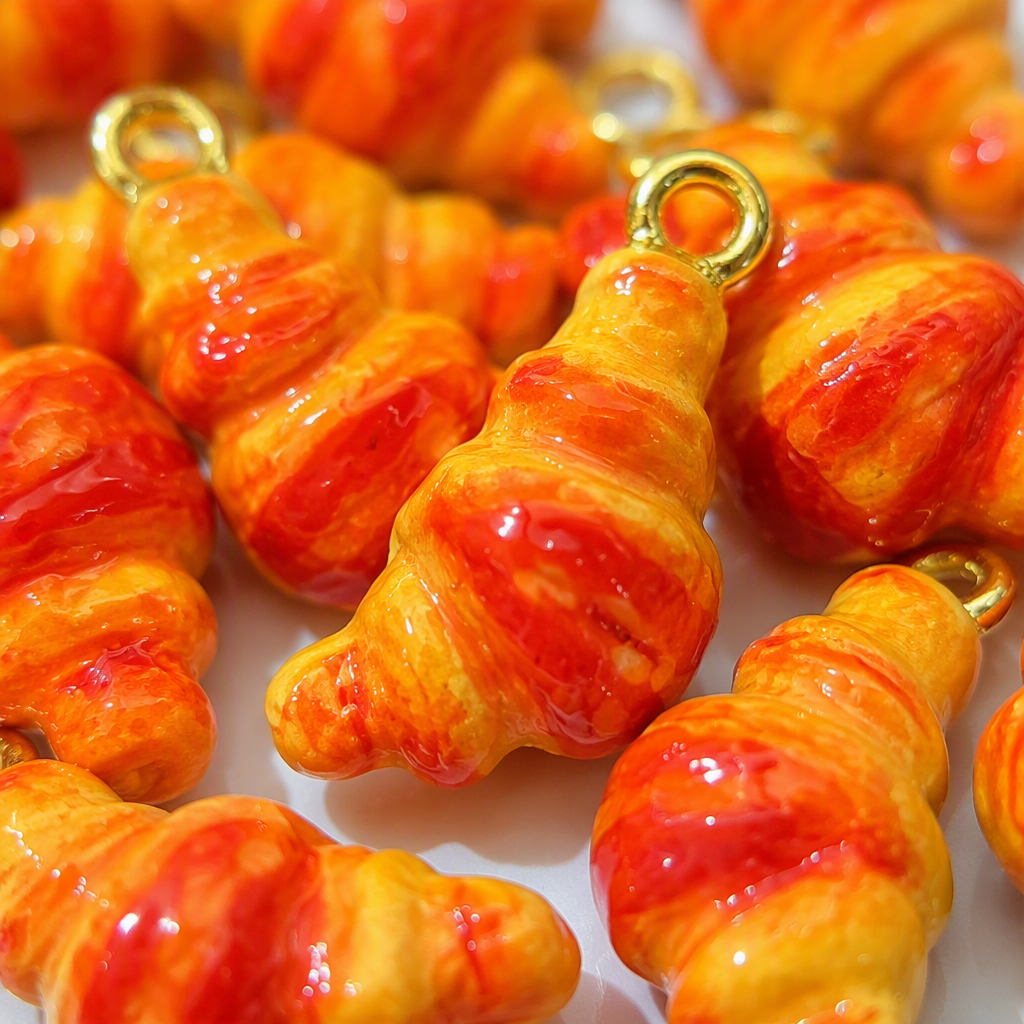Orange-red croissant-shaped fashionable pendant, personalized and trendy necklace accessory, a gift for girls Application Scenario