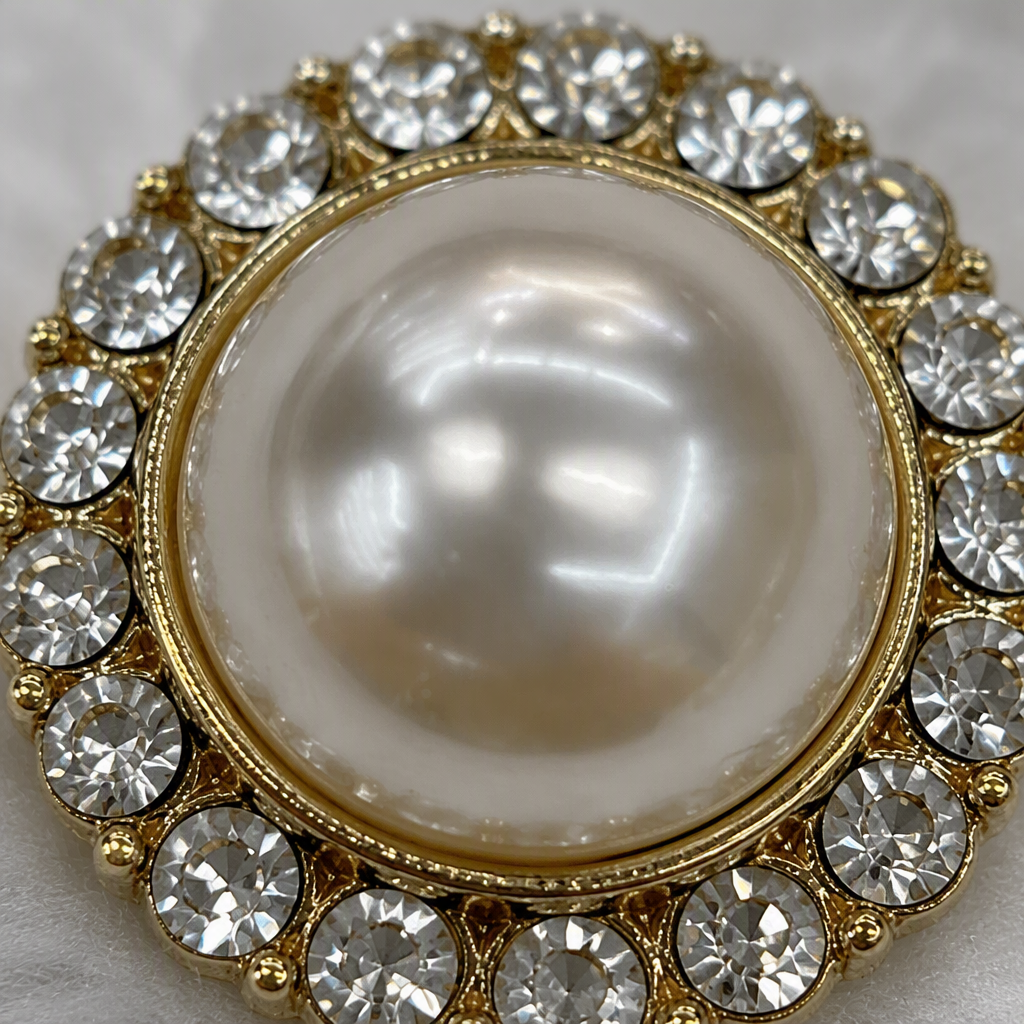 Shining golden diamond-encrusted pearl button, a fashionable and elegant ladies' accessory, Chanel diamond button pearl button, a clothing accessory, round hand-sewn button, metal decorative button Application Scenario
