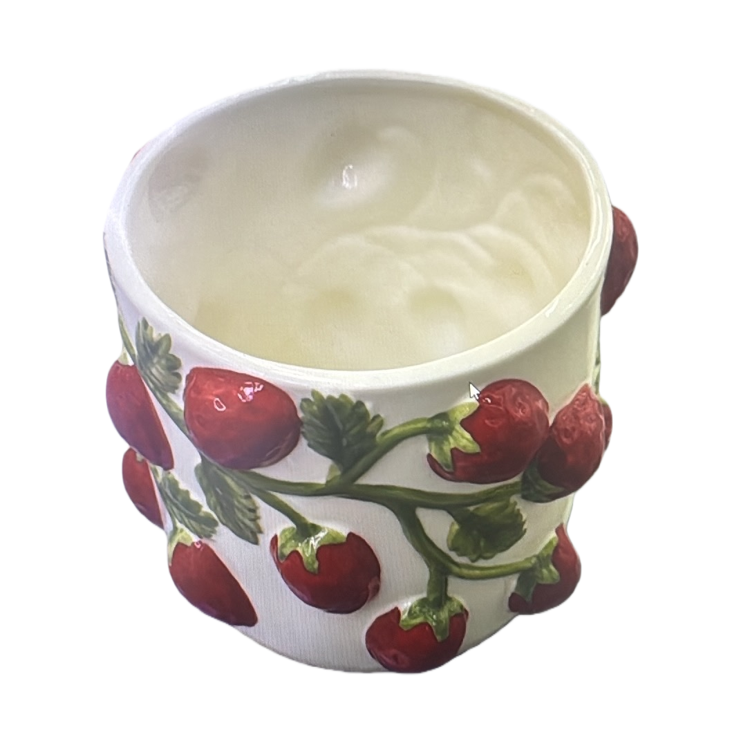 Восхитительный завтрак с белой клубничной керамической чашкой Item Picture