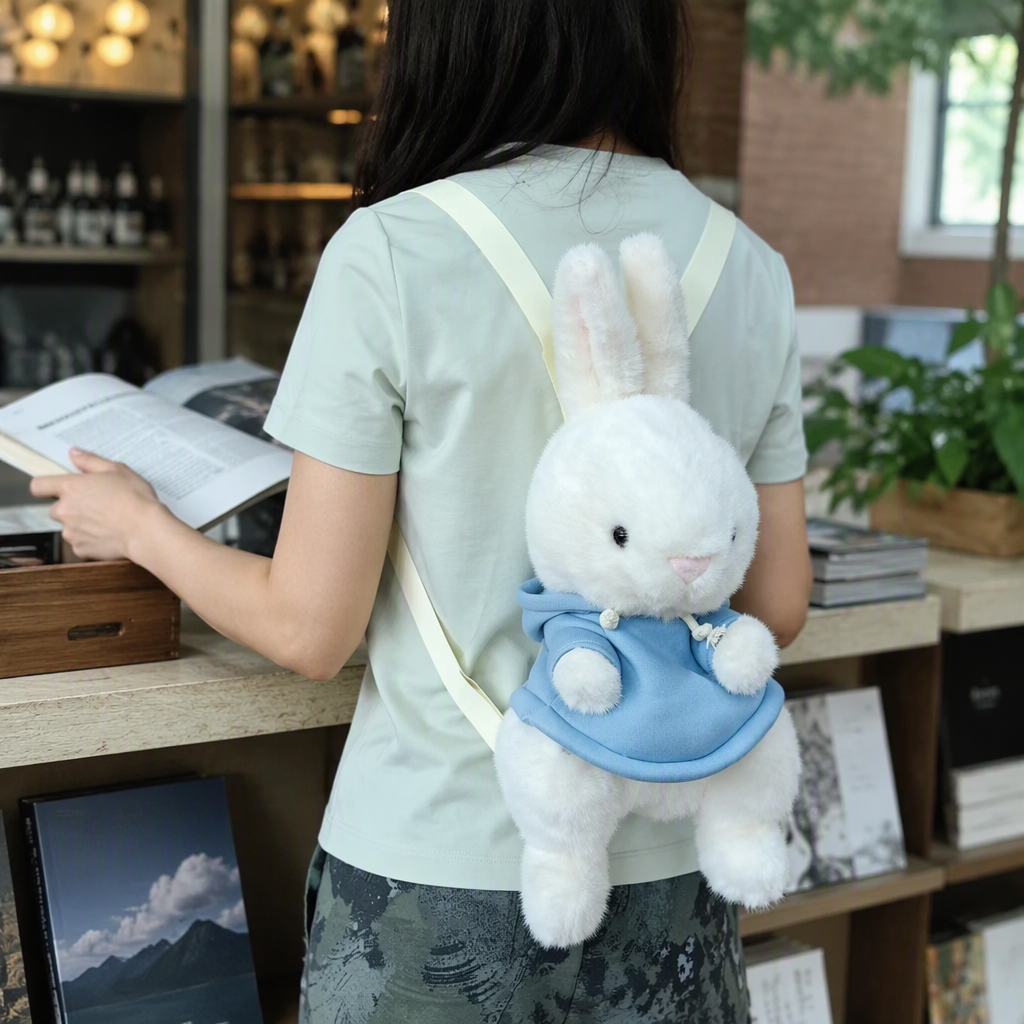 白色毛绒兔子背包产品图
