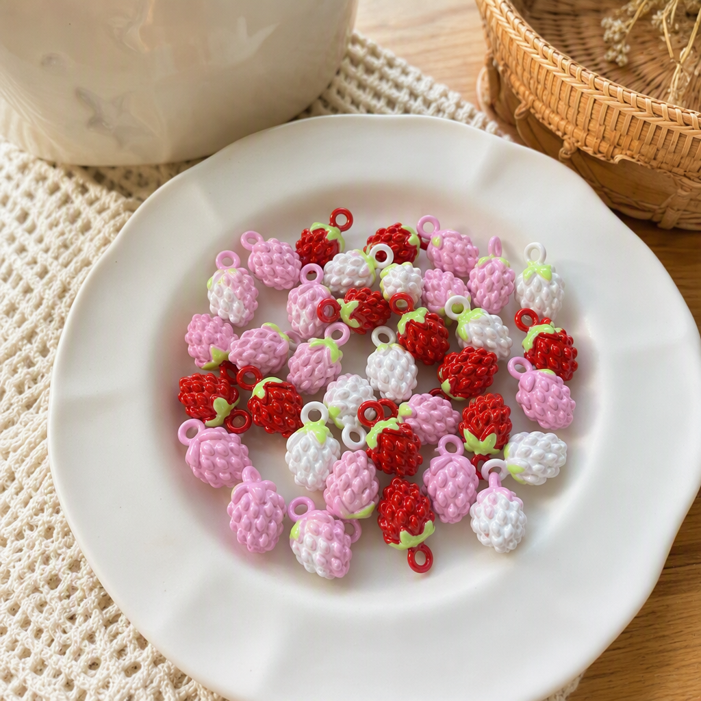 Colorful strawberry-shaped pendant, fashionable, sweet, individual and trendy necklace accessory, a fine gift for female students details Picture