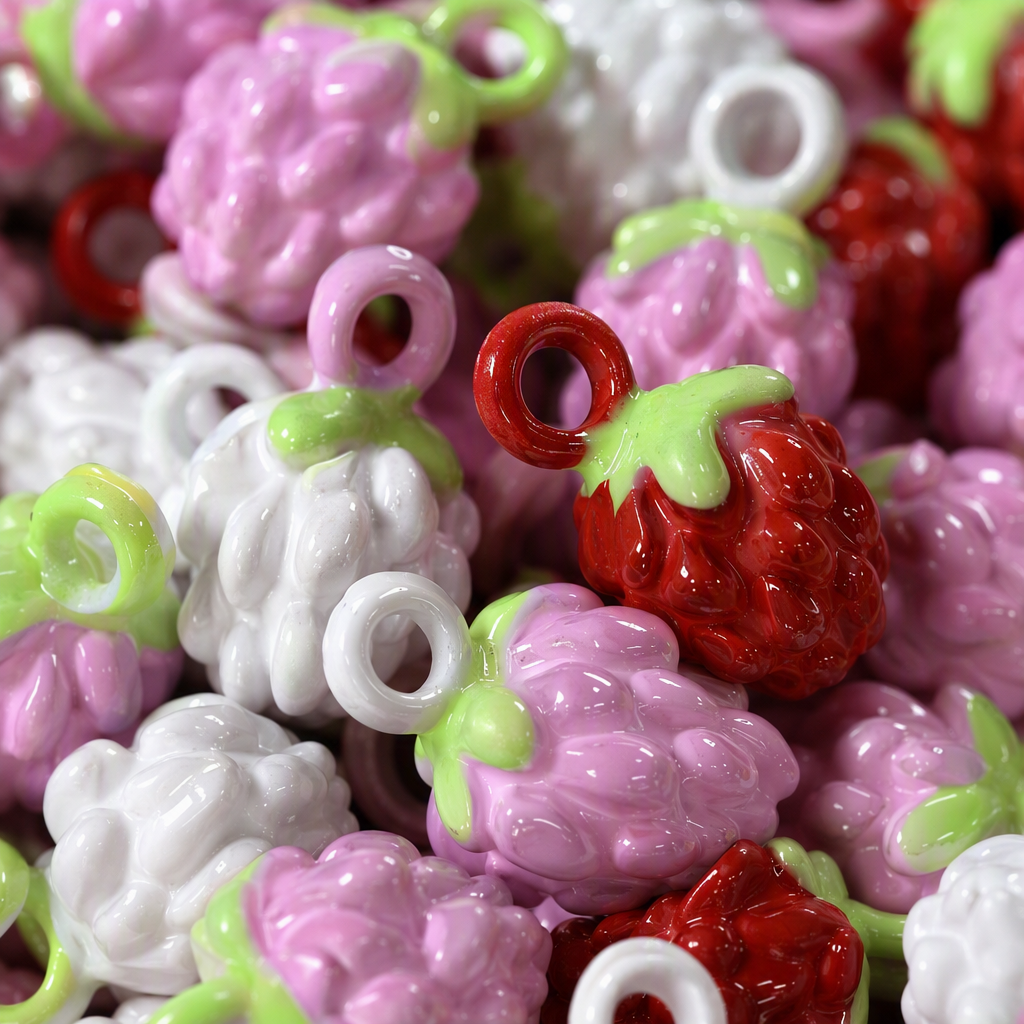 Colorful strawberry-shaped pendant, fashionable, sweet, individual and trendy necklace accessory, a fine gift for female students Application Scenario