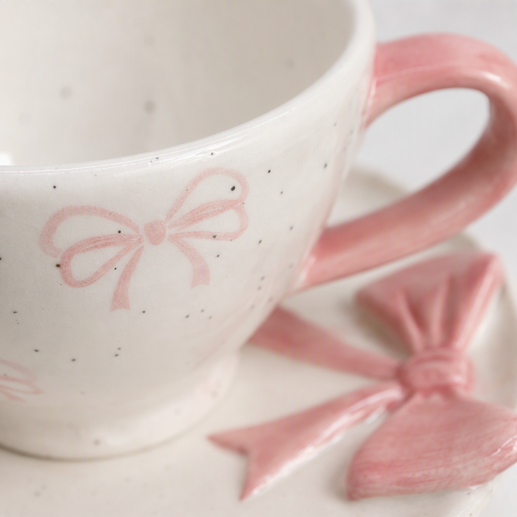 The white ceramic cups and plates with pink bows are cute. This home breakfast coffee and tea set is simple and fashionable Application Scenario