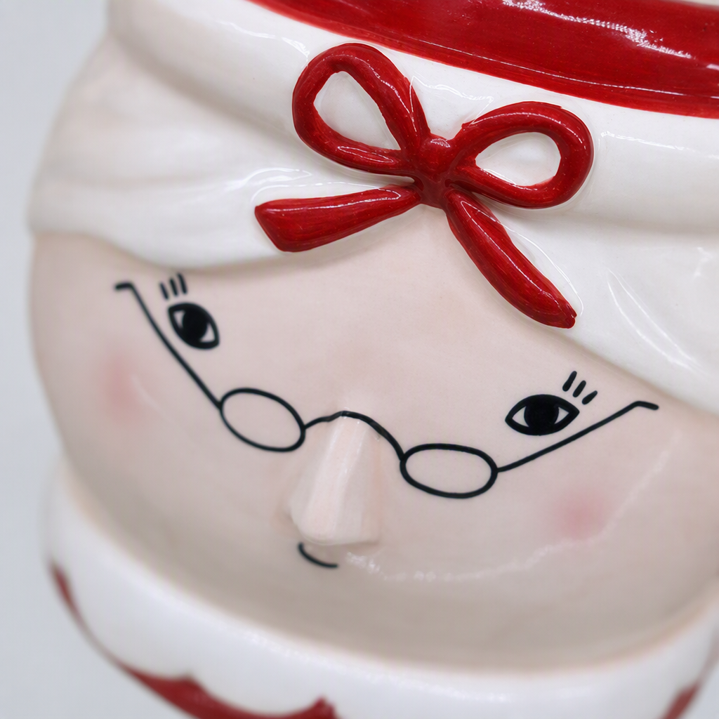Red and white ceramic cups with glasses and bow ties, a creative home furnishing gift with an old grandma's facial design Application Scenario