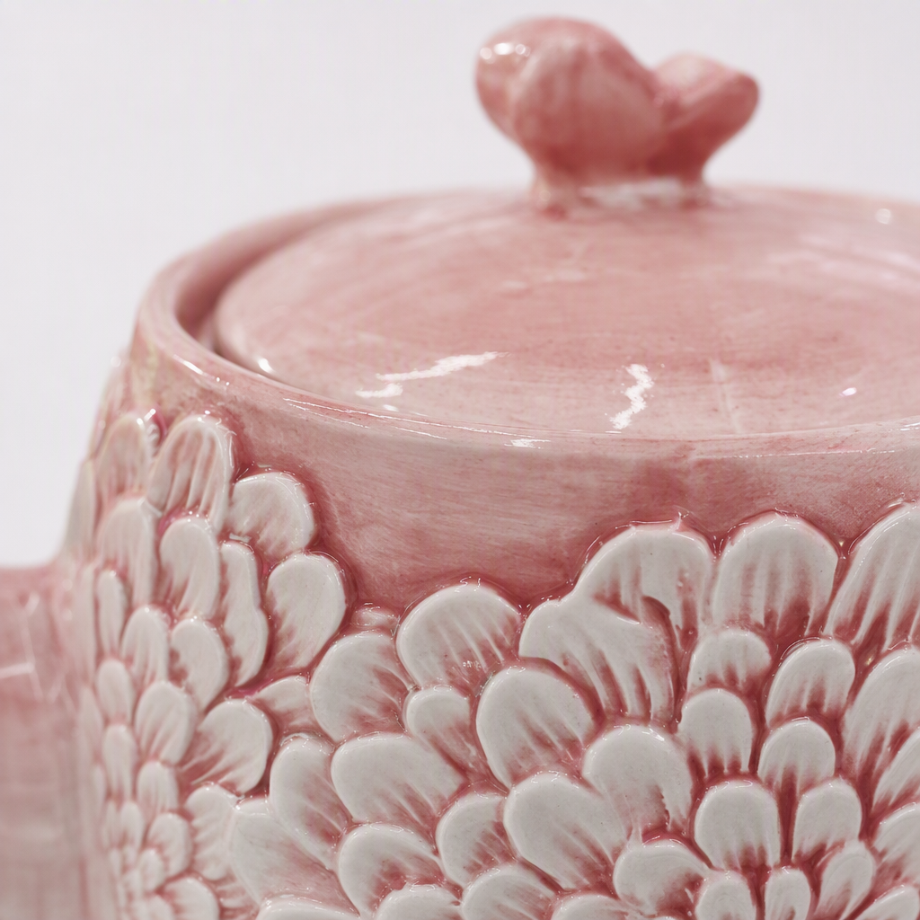 Pink flower-patterned ceramic teapot, a simple and fashionable home tea-making set, creative tea ware, gift set Application Scenario