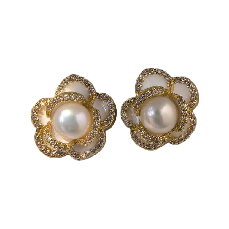 Golden pearl flower-shaped ear studs are simple, elegant and versatile. They are fashionable women's earrings and accessories Item Picture