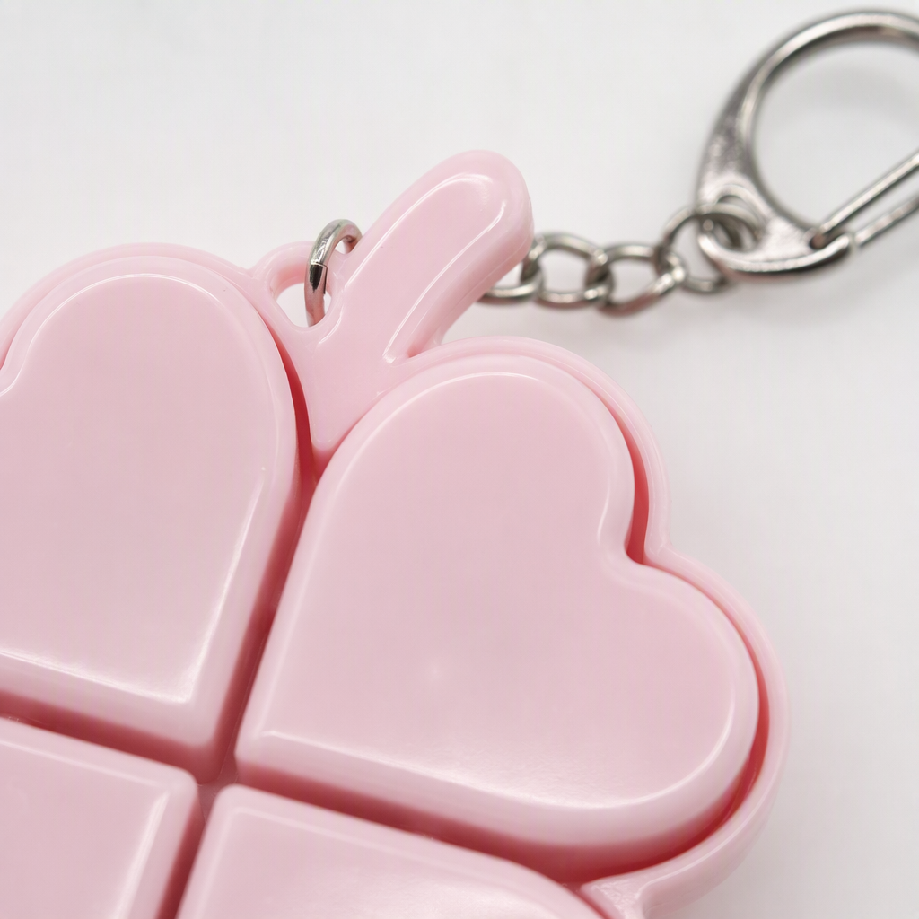 Lucky four-leaf clover-shaped keychain, personalized and creative key chain pendant, simple and fashionable gift accessory Application Scenario