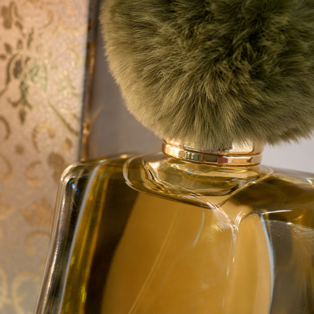 VEOULAT perfume box set with a rich Middle Eastern style and a green pom-pom bottle cap for women Application Scenario