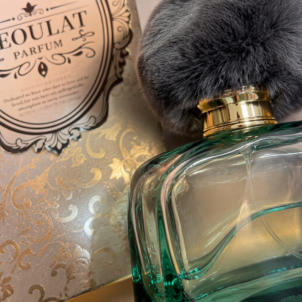 Women's perfume: Green glass bottle with grey pom-pom cap, Middle Eastern strong fragrance packaging box. The fragrance is long-lasting and elegant Application Scenario
