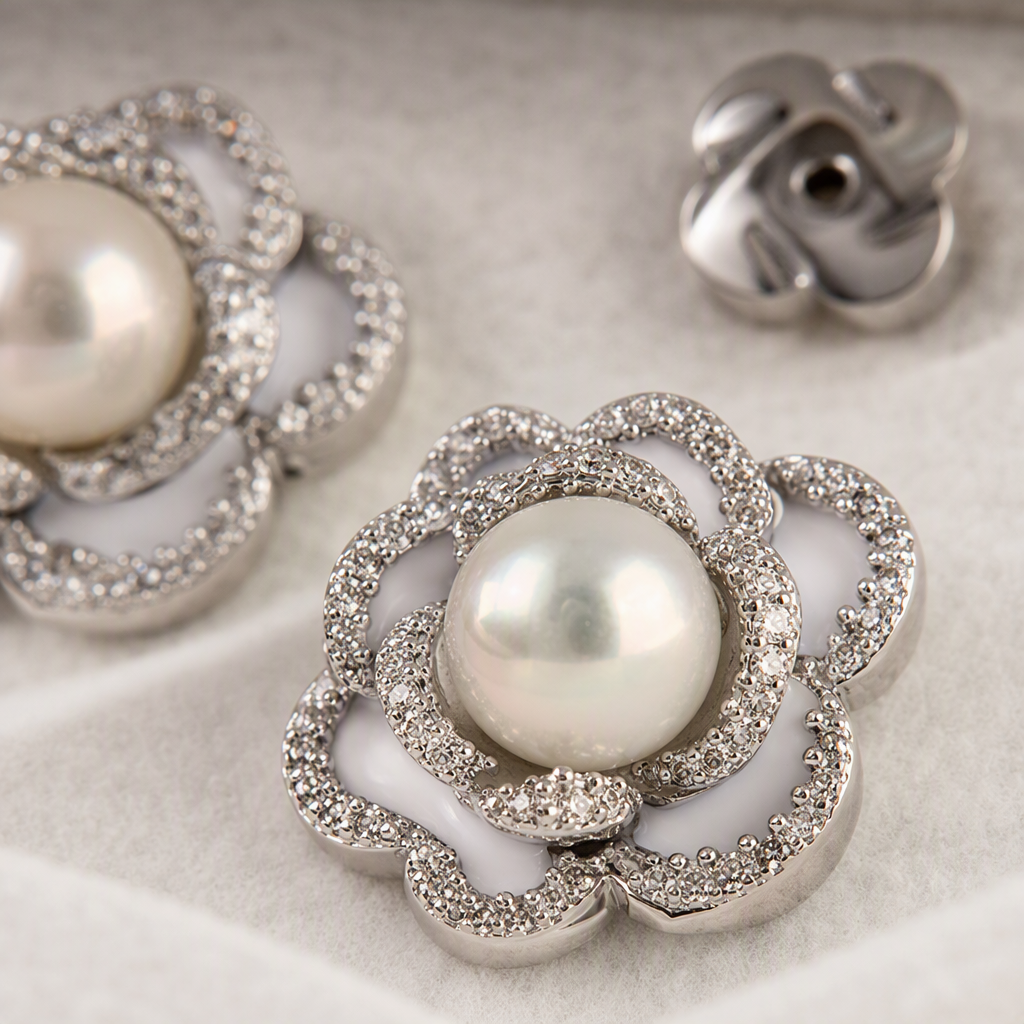 Silver flower-shaped pearl stud earrings are simple, fashionable, versatile and elegant. They are a perfect accessory for women Application Scenario