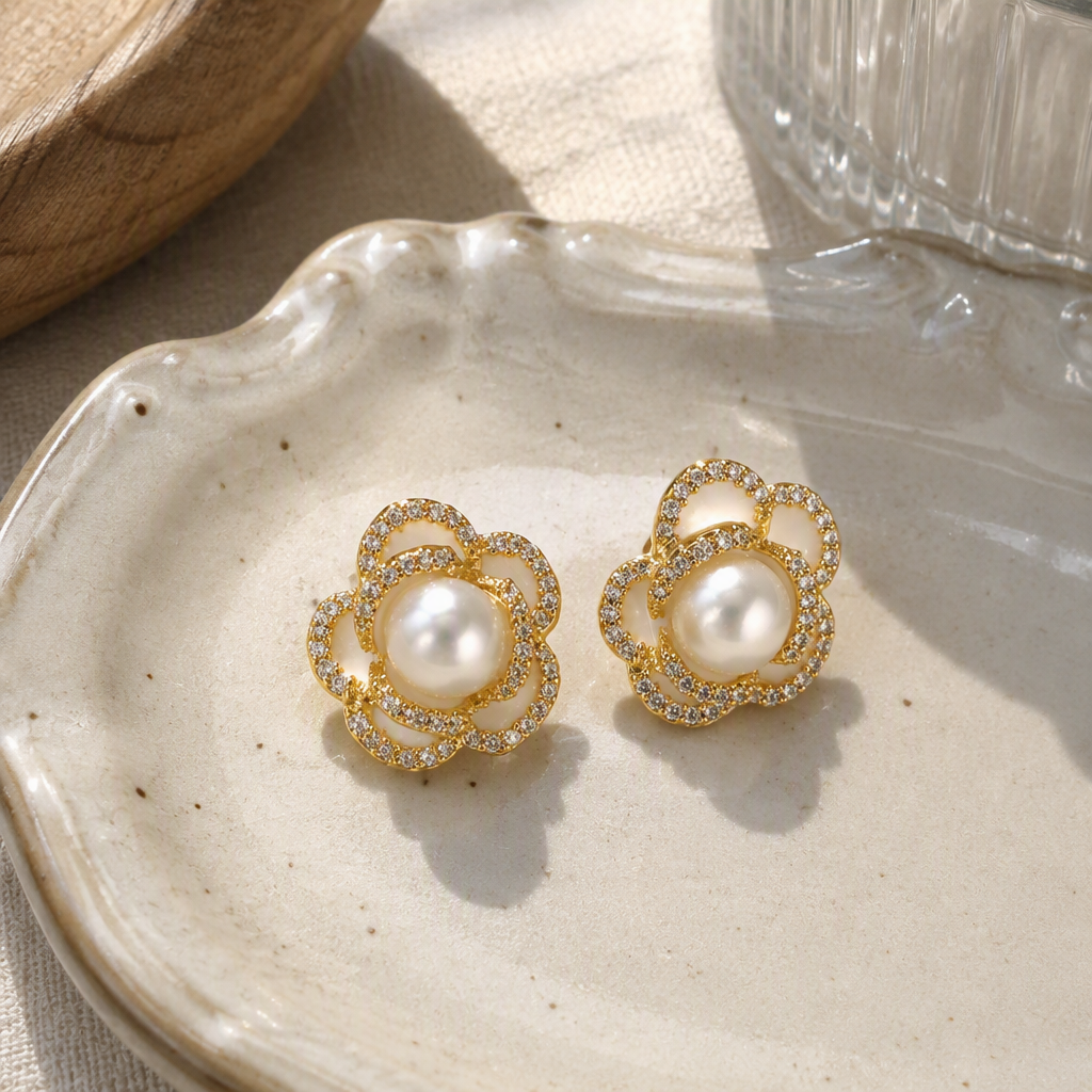 Golden pearl flower-shaped ear studs are simple, elegant and versatile. They are fashionable women's earrings and accessories details Picture