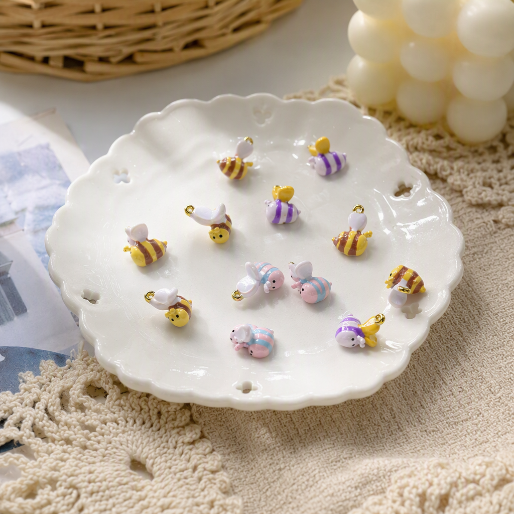 White heart-shaped tray, colorful bee-shaped pendant, fashionable and creative accessory, gift for girlfriend, couple style, trendy and versatile details Picture