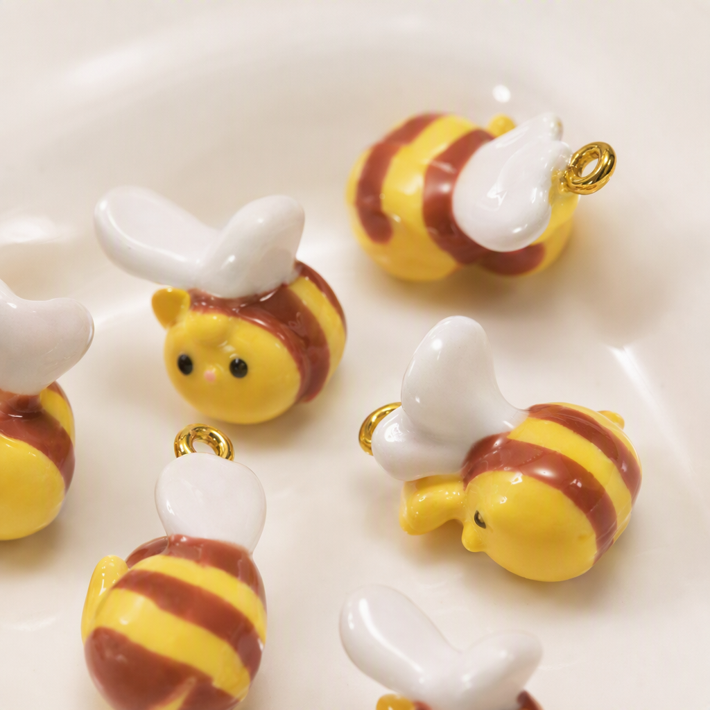 White heart-shaped tray, colorful bee-shaped pendant, fashionable and creative accessory, gift for girlfriend, couple style, trendy and versatile Application Scenario