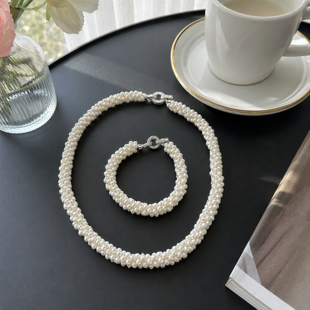 White pearl necklace and bracelet set, elegant and stylish wedding gift, fashionable women's accessory set details Picture