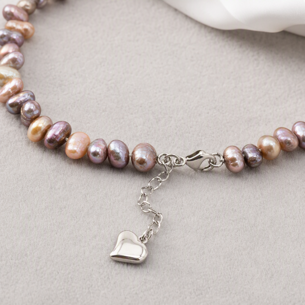This fashionable and colorful pearl necklace is versatile for women, trendy, simple and elegant. It makes perfect gifts, accessories and ornaments Application Scenario