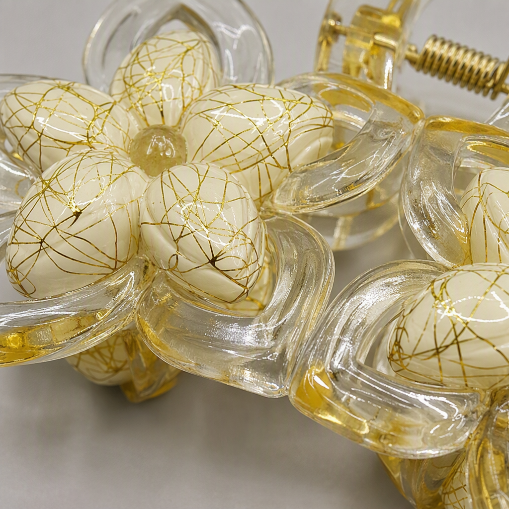 Golden patterned transparent hair clips, elegant hair accessories, headwear, hair tie clips, simple and versatile hair clip decorations Application Scenario