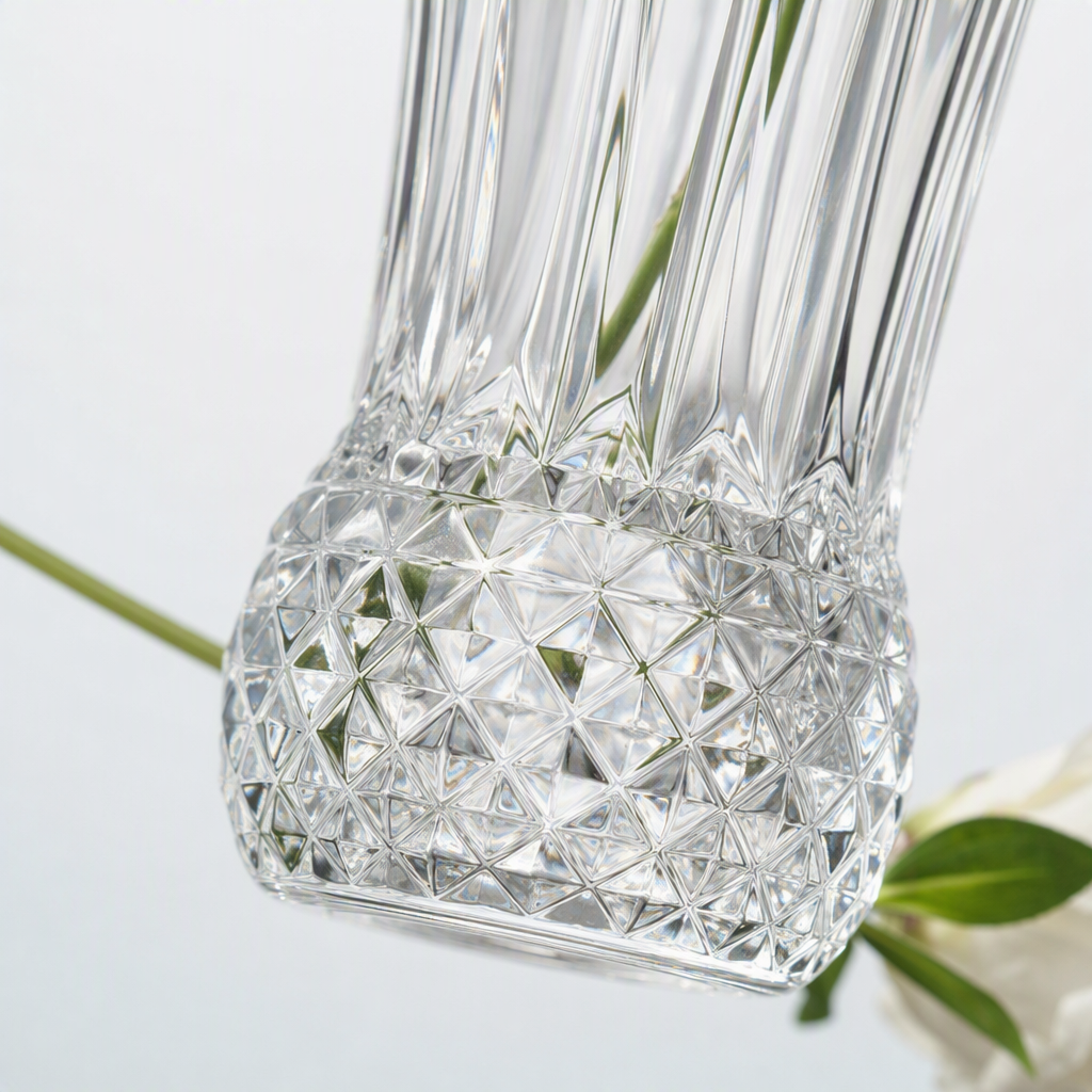 A transparent glass vase decorated with white rose arrangements is a simple and modern gift for the living room, bedroom and home decoration Application Scenario