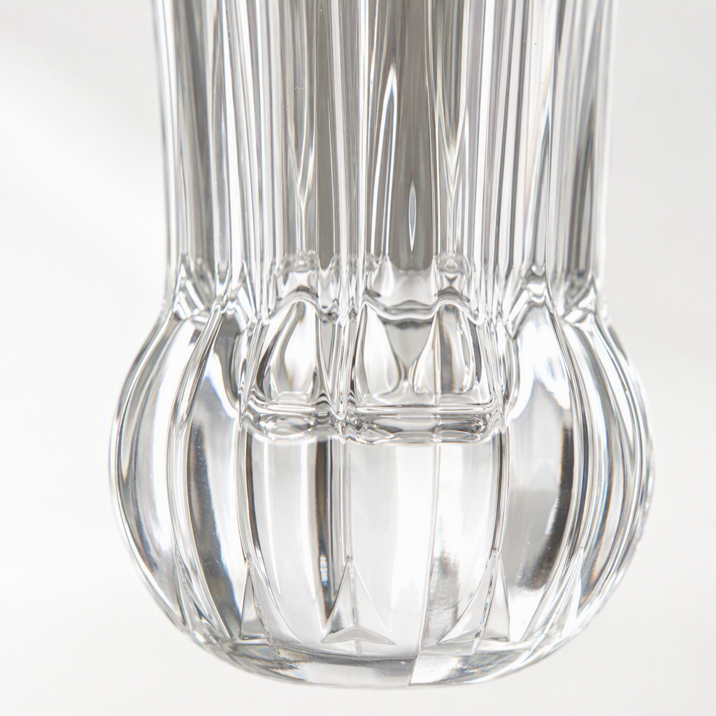 A transparent glass vase paired with a simple white tulip flower arrangement is an indoor decoration and a table arrangement for the living room Application Scenario