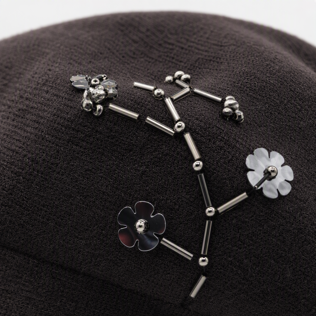 Fashionable knitted hats are versatile and warm. Winter casual hats and headscarves for men and women are trendy. Soft and comfortable for autumn and winter Application Scenario