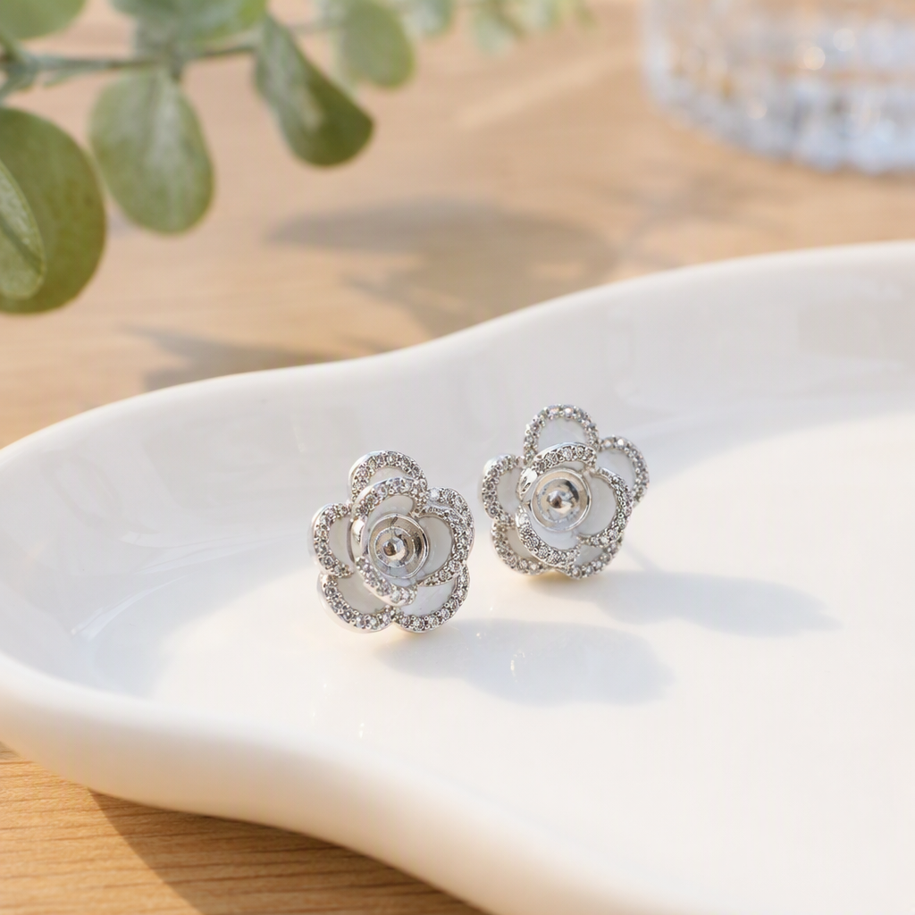 Silver flower stud earrings are simple, fashionable, elegant and versatile. They are trendy Korean-style earrings for women and couple gifts details Picture