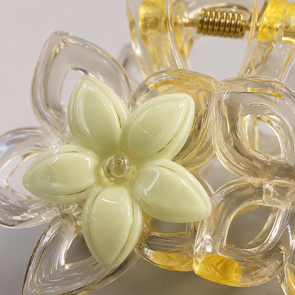 Fashionable transparent flower-shaped hair clips, sweet and cute hair accessories, hairstyle decoration, hair accessories for women, simple and versatile Application Scenario